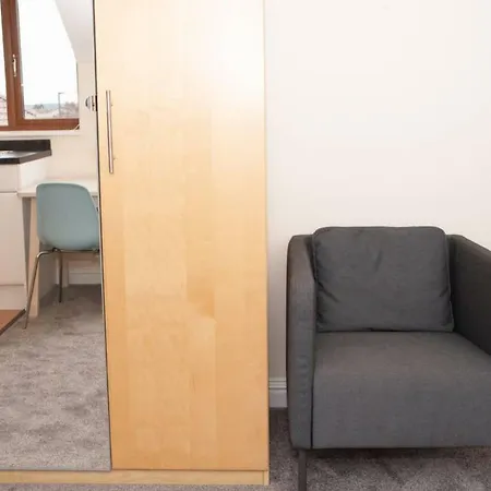 Top Floor Studio Near City Lägenhet