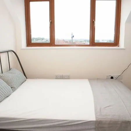 Top Floor Studio Near City شقة
